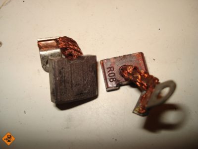 Po prawej widzimy szczotkę zużytą, po lewej w dobrym stanie